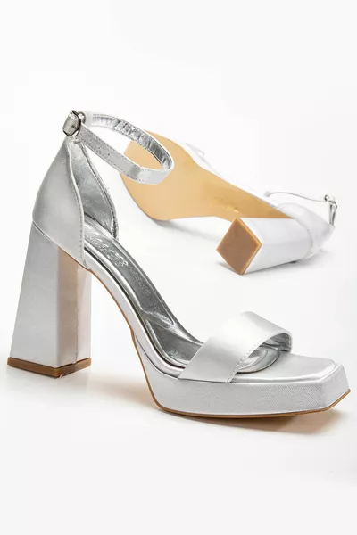 حذاء ماتيلا فضي ساتان بكعب عالٍ وسطح سميك مع مقدمة مفتوحة