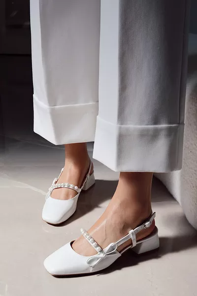 حذاء نسائي قصير بكعب عريض مزين باللؤلؤ بلطف