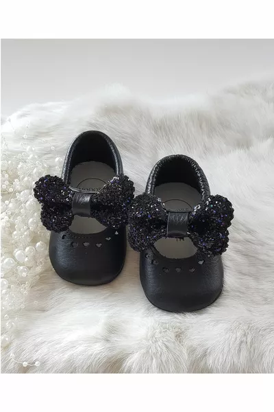 أليس حذاء موكاسين أسود من جلد طبيعي مزين بالأحجار