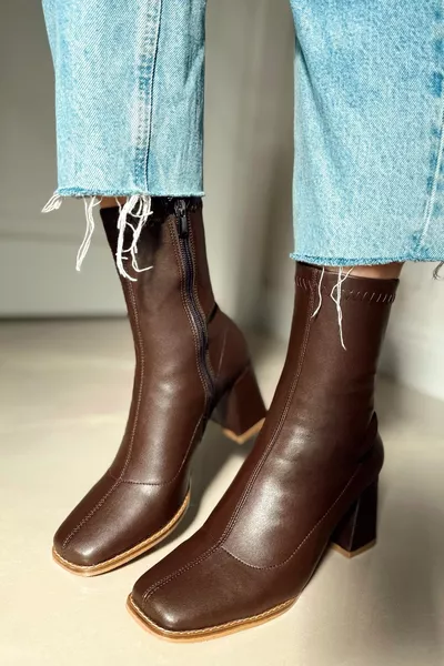 حذاء نسائي هارموني كاحلي متوسط الحجم بكعب وسحاب من الجلد الداكن مع مقدمة مربعة