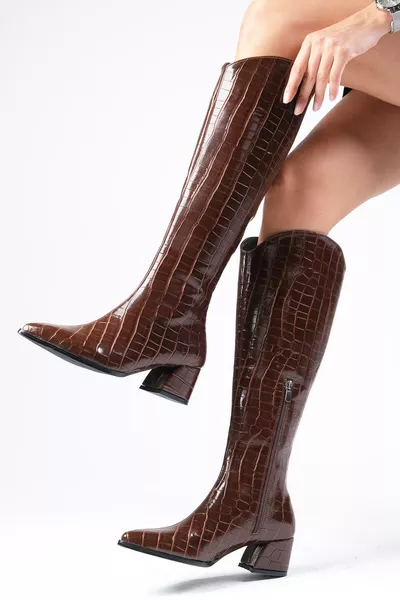 حذاء نسائي بكعب عالٍ بلون بني سيينا، بنقشة تمساح، بسحّاب جانبي نصفي، مبطن بفرو رقيق