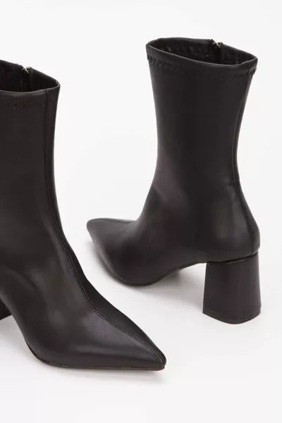 حذاء كعب عالي بجلد أسود مع مقدمة مدببة وخياطة في الوسط