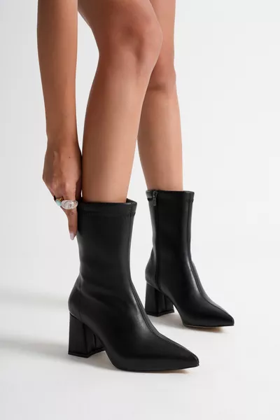 حذاء نسائي أسود من الجلد بكعب متوسط ومقدمة مدببة