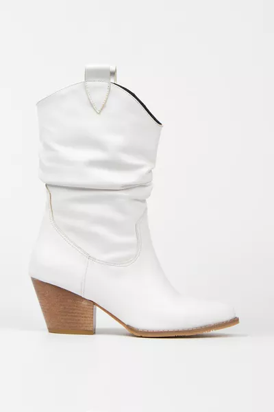 حذاء دالاس قصير جلد مستورد أبيض بطيات توكيو