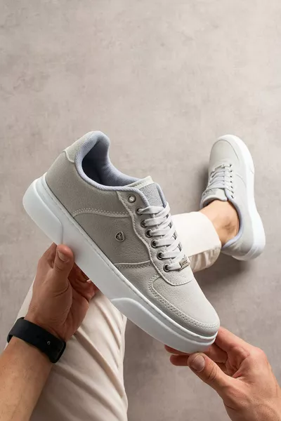  حذاء رياضي رجالي يومي بلون أبيض مع تأثير اللون الأزرق