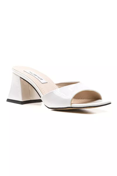 شبشب دبلن الأبيض من الجلد اللامع