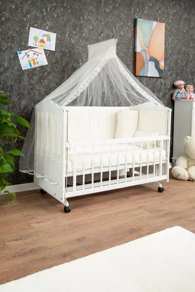 سرير أطفال جانبي خشبي من MDF، سرير أطفال قابل للتأرجح مع طبقات لامعة، قابل للتعديل أربعة مستويات، وسرير بعجلات