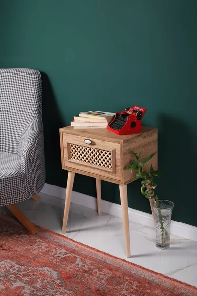 منضدة سرير بجانب السرير بطبق علوي مع باب وإطار من الصنوبر