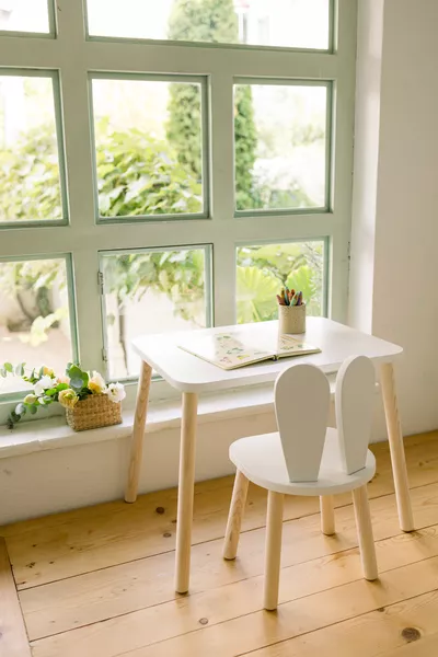 المائدة البيضاء + كرسي واحد