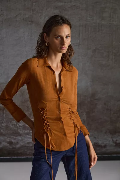 قميص نسائي بوجوتا بني، ضيق الجسم، من الجلد السويدي، مربوط عند الخصر بحبل