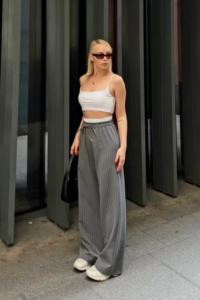 بنطال نسائي رمادي مخطط مربوط على الطراز الرجالي