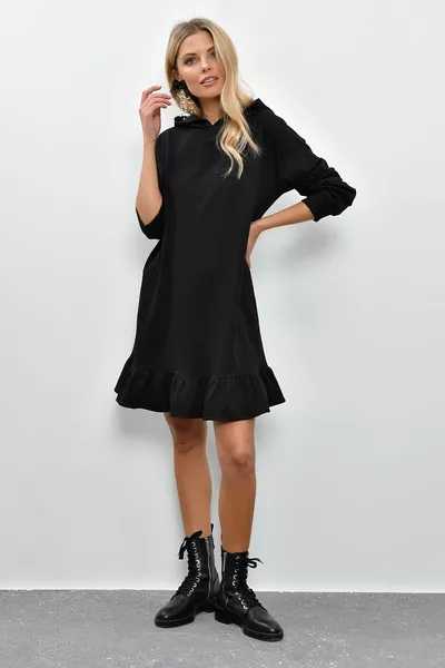 فستان سويتشيرت بقبة بغطاء رأس نسائي باللون الأسود مع كشكش 