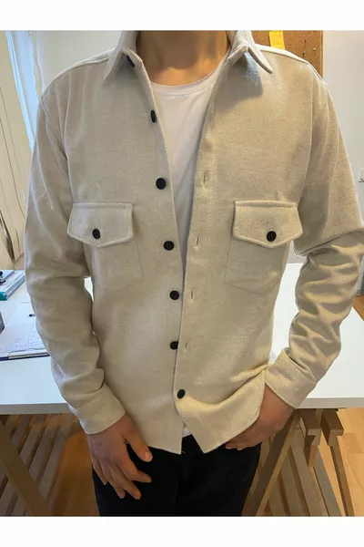 قميص رجالي كريمي فاتح بقصة ضيقة بأزرار وياقة، جيبان مزدوجان، قميص حطاب سادة