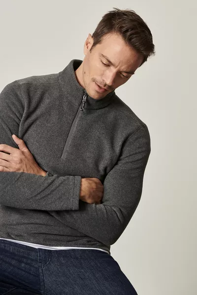 سويت شيرت قطبي رجالي بلون أنثراسيت، مقاوم للتكتل والتقشر، بقصة عادية وياقة عالية، يمنع تسرب البرد