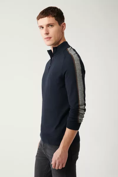 كنزة رجالية صوفية مزيج الصوف برقبة عالية وسحّاب باللون الكحلي 