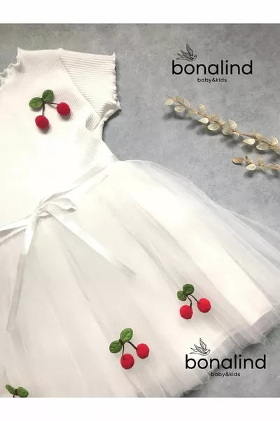فستان أطفال بنات أبيض بالشيفون على الوجه العلوي من قماش ريبانا والجزء السفلي مُبطن ومزين بالكرز