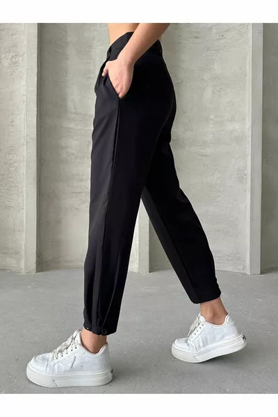 Damenhose mit schwarzem, plissiertem Bein und Knöpfen