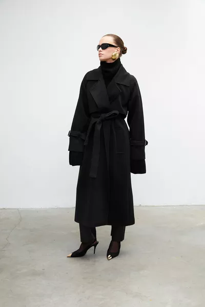 معطف أسود واسع مع حزام