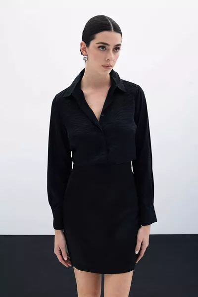 قميص كلاسيكي بسيط بنقوش - أسود