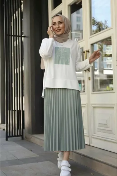 طقم نسائي مع تنورة مكشكشة باللون النعناعي