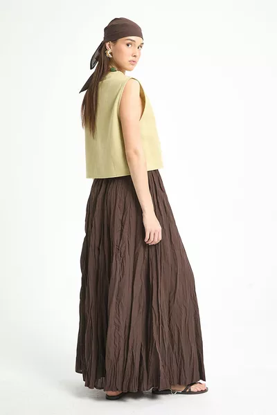 تنورة نسائية طويلة مبطنة من القماش الكشميري البني مع تجاعيد 