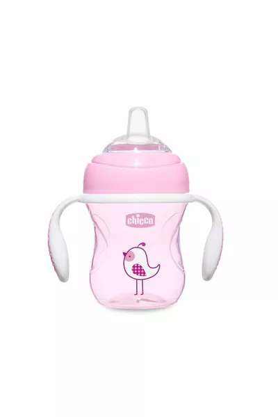 كوب الانتقال ذو الطرف الناعم لطفلة عمرها 4 أشهر