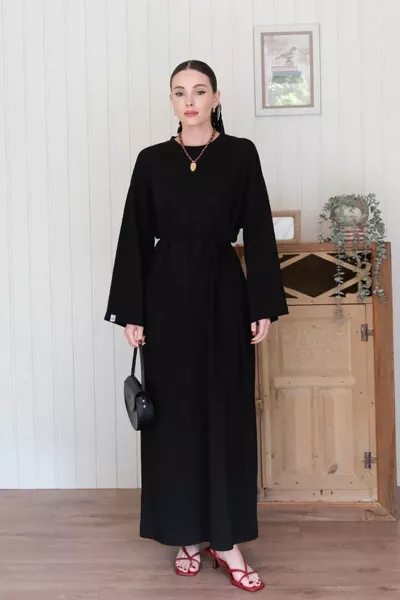 فستان أسود سوبريم أساسي