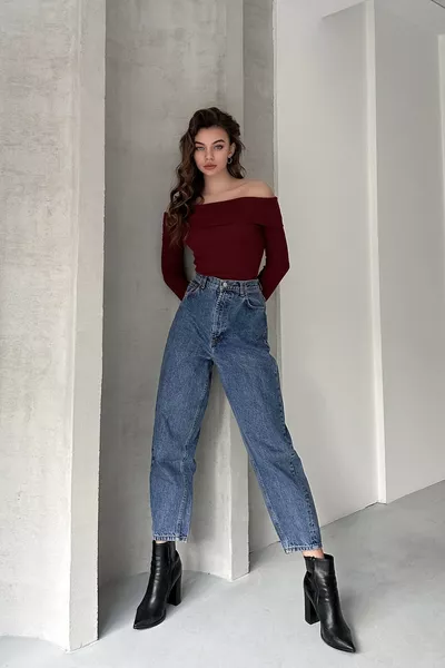 بلوزة ياقة مادونا بقماش كاشكورسي