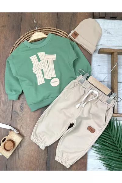 طقم أطفال ولد واسع (مقاس كبير) مع قبعة وتفاصيل شعار بارز