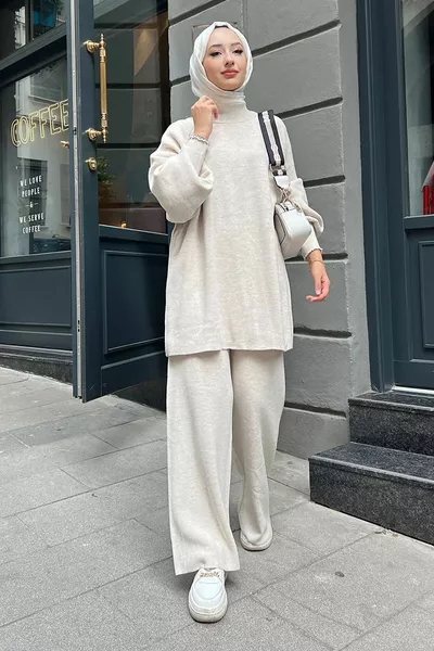 طقم بنطلون وتونيك من الصوف المحبوك بأكمام بالون مع تفاصيل حديدية