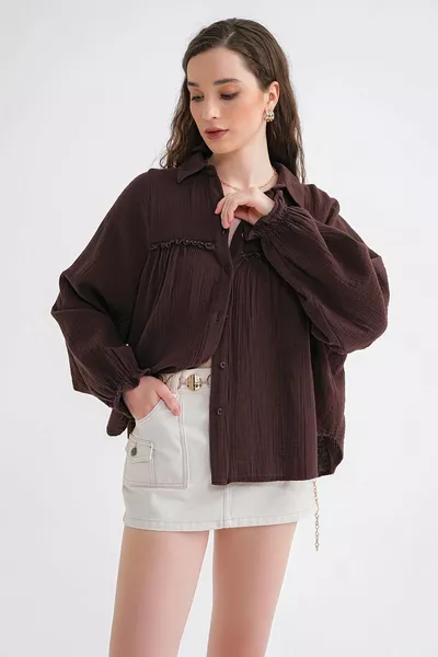 قميص نسائي من الموسلين بتفاصيل دانتيل باللون البني 