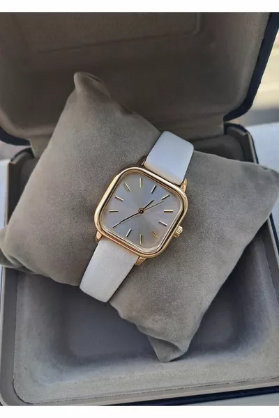 ساعة عتيقة بحزام جلدي، علبة ذهبية، باللون الأبيض وأرقام رومانية