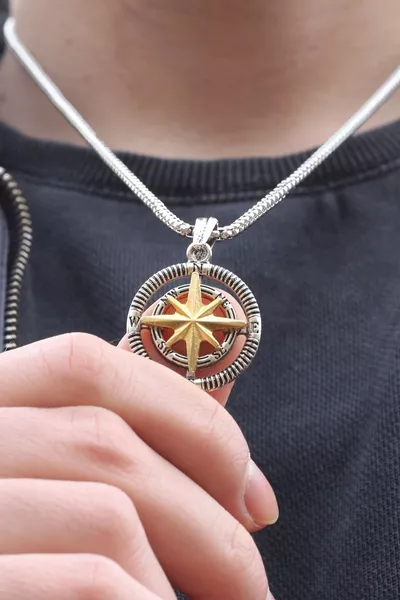 Collana a catena intrecciata con bussola e stella polare in acciaio (dettagli in oro)
