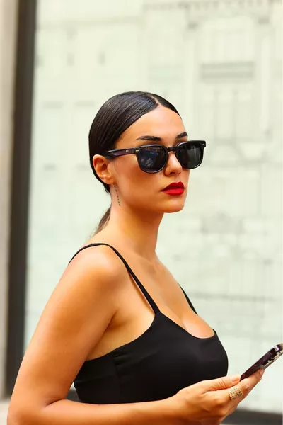 نظارة شمسية عاكسة للجنسين من اللوز، بإطار ذهبي وزجاج أسود غير لامع