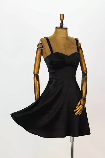 КОРОТКОЕ ПЛАТЬЕ ИЗ АТЛАСА НА ШИРОКИХ БРЕТЕЛЯХ