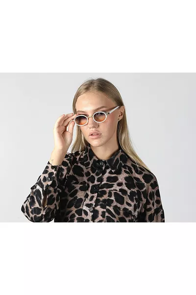 نظارات شمسية نسائية صغيرة بإطار أبيض وتصميم بيضاوي وزجاج أسود متدرج