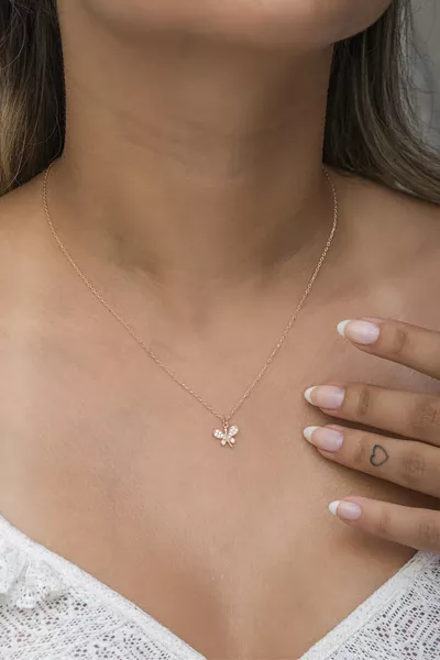 قلادة يوسفو كوك الصغيرة من الفضة والروز