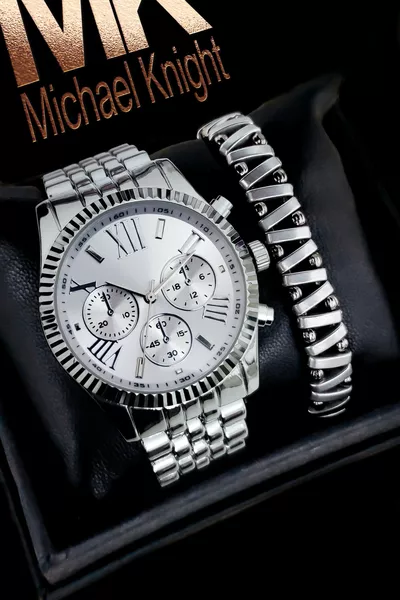 Armbanduhr mit Armband in spezieller Schachtel