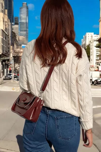 дамска бургундска чантичка с верижка