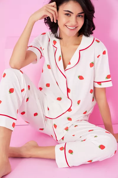 طقم بيجامة قصير الأكمام بأزرار وحافة مطرزة بنقشة الفراولة بلون البيج 