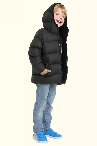 معطف شتوي للفتيان مع واقٍ من الرياح مقاوم للماء، بغطاء رأس مبطن بالفرو وأسفل مبطن بالقطب الصناعي باللون الأسود