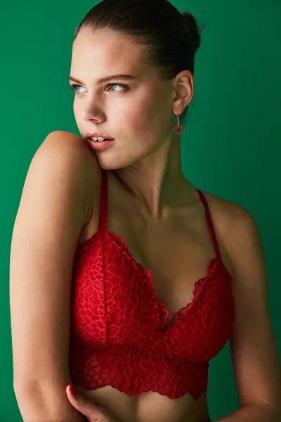 براalette بحمالات مع دانتيل أحمر