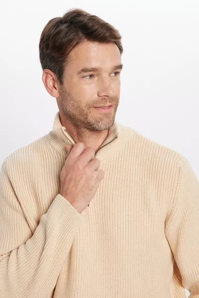 كنزة رجالية بقصّة ضيقة ضيقة، بياقة عالية وسحّاب باللون الكريمي