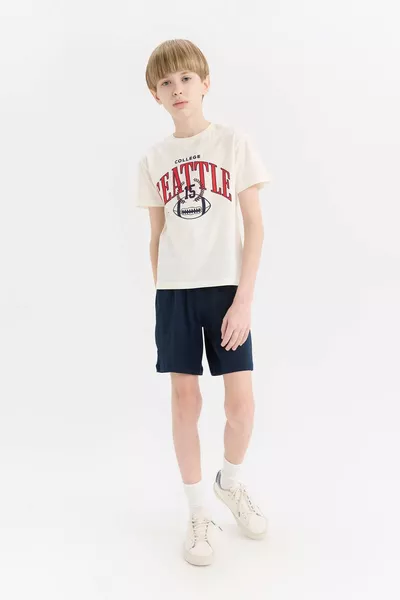 طقم أولاد مكوّن من قطعتين، قميص قصير الأكمام بطبعة وشورت بخصر مطاطي SM