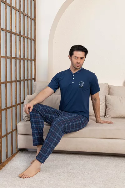 طقم بيجامة رجالي قطني بأكمام قصيرة ونقشة مربعات باللون النيلي