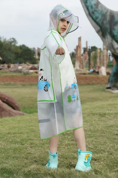 Grüne Kinderregenjacke aus EVA-Stoff mit Kapuze, Mustern, ohne Taschen und Druckknöpfen, mit Rucksackschutz