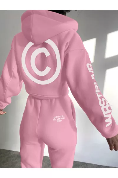 طقم رياضي نسائي وردي بسحّاب وطبعة على المعصم