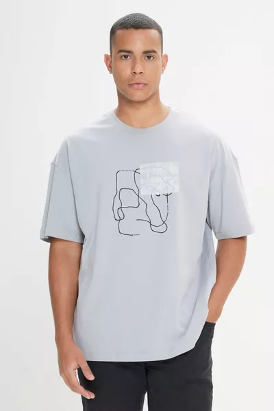 تي شيرت رجالي فضفاض رمادي اللون بقصة واسعة و ياقة دائرية، مصنوع من ٪ قطن ومطبوع