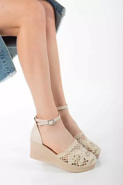 حذاء بكعب عالٍ جاهز بطانة وأسفل صلبة مع مشبك عند الكاحل باللون البيج