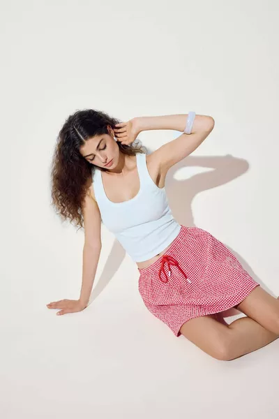 تيشيرت داخلي أبيض ضيق بياقة على شكل حرف U من قماش كاشكورسي SM